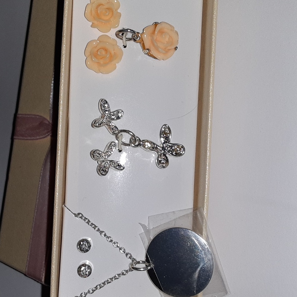 Avon Vintage Necklace & Earrings Silvertone Charms Butterflies, Round, Roses - Picture 3 of 5